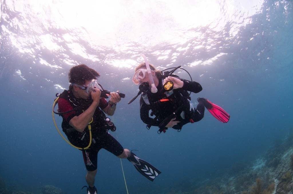 Divers equalizing upon descending