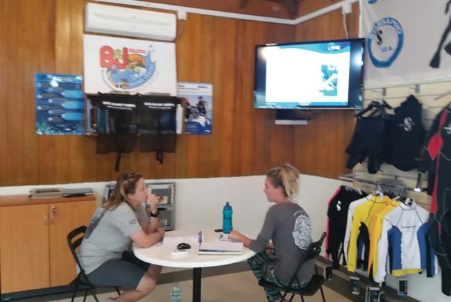 Nic conducts the Dive Against Debris theory portion with Hannah