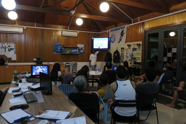 Alvin from Reef Check Malaysia giving the volunteers a talk on coral reefs